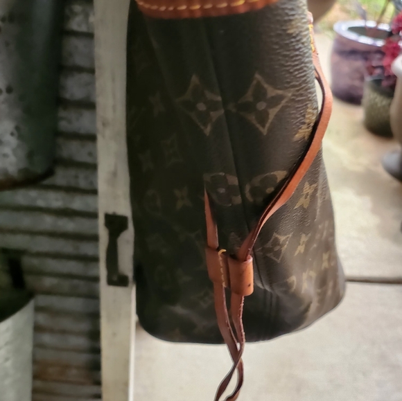 LARGE HOGO HANDBAG BY LOUIS VUITTON - Picture 8 of 11